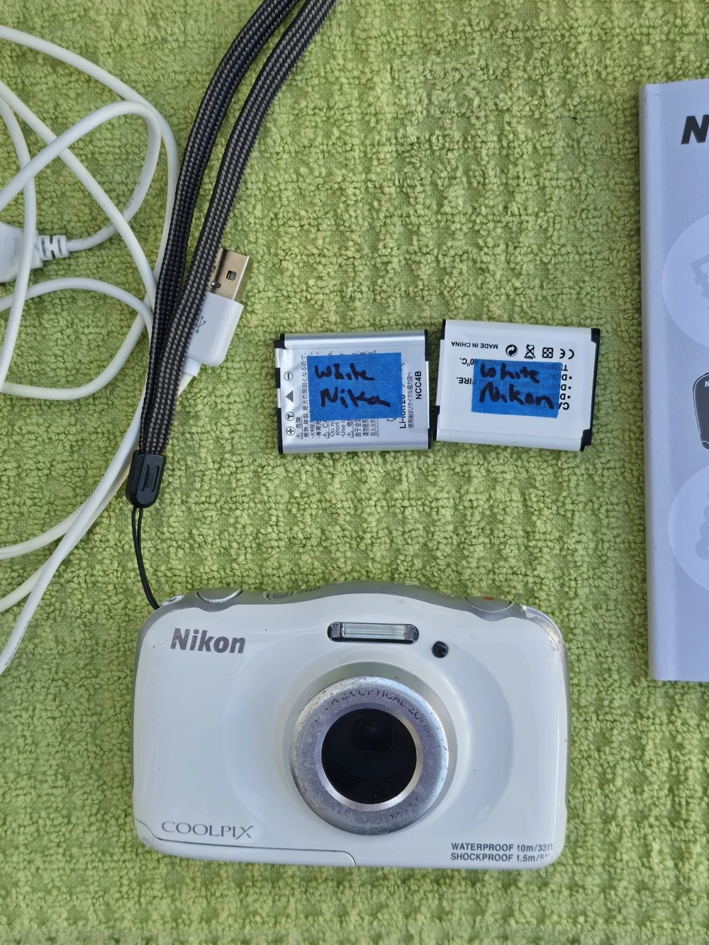 Nikon COOLPIX S33 13.2MP Digital Camera White – Powers On – 3 Batteries